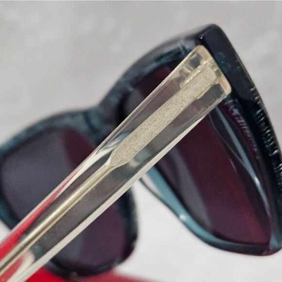 🕶Elizabeth Arden, Aqua stripe sunglasses. - Picture 10 of 10